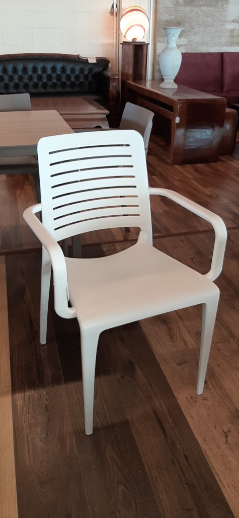 cadira blanca polipropilè