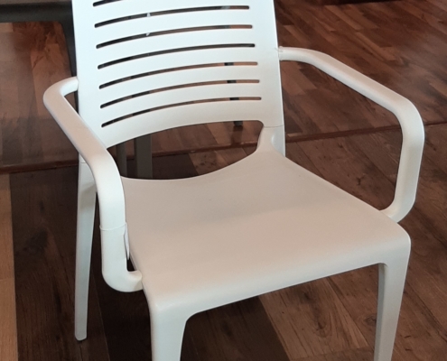 cadira blanca polipropilè