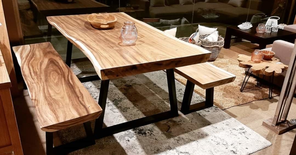 Conjunt taula i bancs amb peu de ferro.
