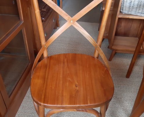 Silla madera de teca barnizada.